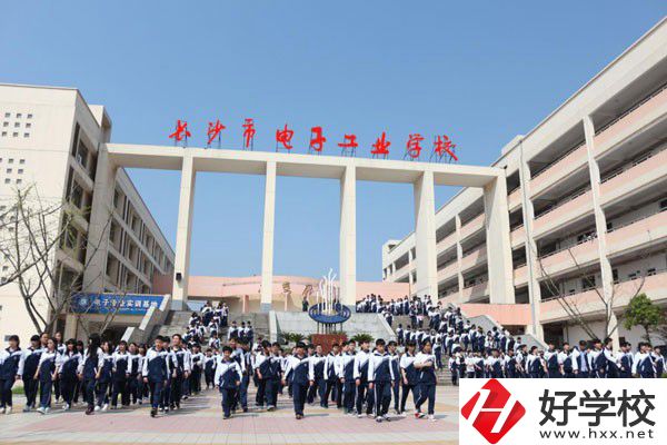 長(zhǎng)沙市電子工業(yè)學(xué)校大門(mén)