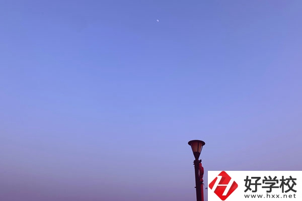 張家界旅游職業(yè)學(xué)校校園環(huán)境怎么樣？