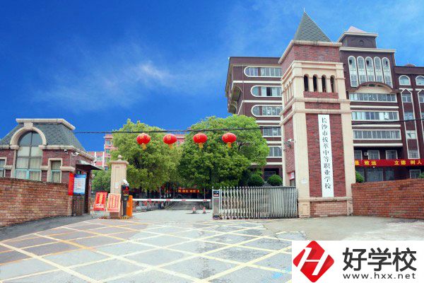 長沙市拔萃中等職業(yè)學(xué)校有哪些專業(yè)？學(xué)費(fèi)是多少？