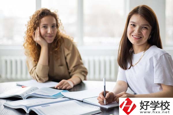 醴陵市陶瓷煙花職業(yè)技術(shù)學(xué)校（醴陵市陶瓷煙花職業(yè)技術(shù)學(xué)校待遇）